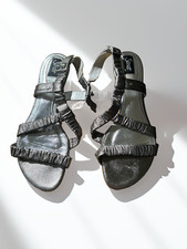 Strappy silver sandal, Strutt
