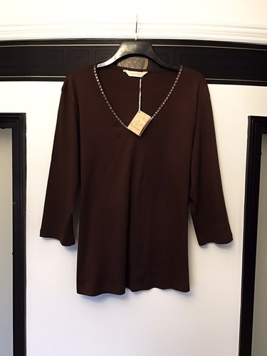 Victoria jayne brown neck - victoria, v-neck