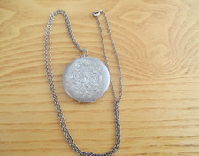 VINTAGE SILVER ROUND ENGRAVED LOCKET MAKER L.W  AND SILVER CHAIN  14 GRMS