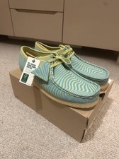 CLARKS ORIGINALS MENS WALLABEE SHOES BLUE LIME PRINT. Size 10.5 BNIB