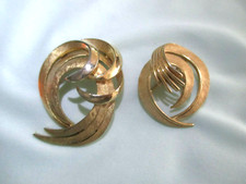 VINTAGE TRIFARI GILT BROOCHES