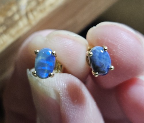 Fab 9ct gold - opal, stud