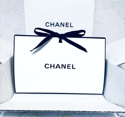 Chanel gift bag - •,