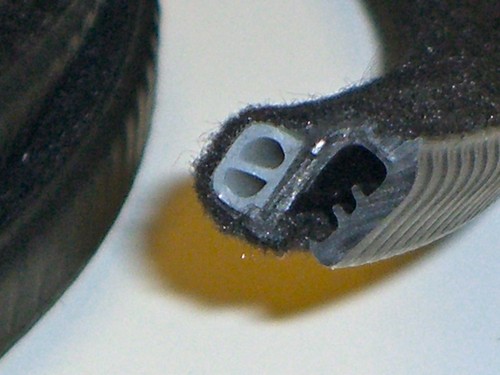 Sunroof seal for steel sunroof
