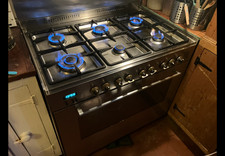 De’ Longhi six burner cooker. Gas burners. Electric oven. Stainless steel.