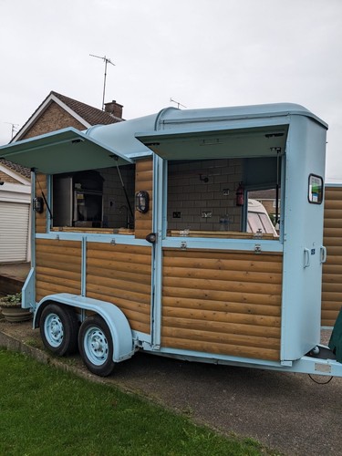 Blue horse box - , catering/bar