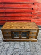 A WOOD BROTHERS OLD CHARM CARVED LIGHT OAK TV CABINET / STAND / BASE