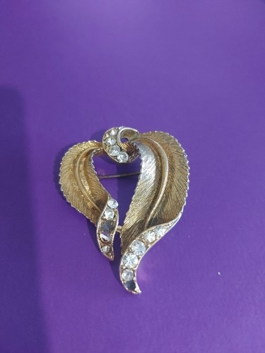 Vintage gold tone feather - tone,