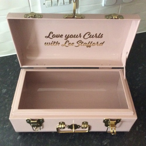 Pink metal storage trunk - ,