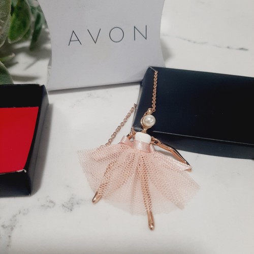 Avon ballerina necklace - 🌸,