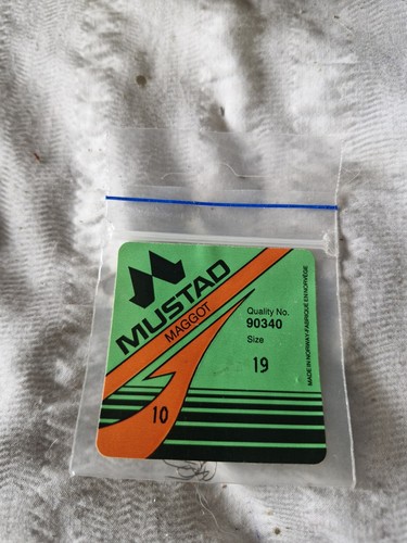 Size mustad maggot hooks - maggot,