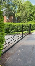 Estate fencing gate with posts