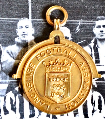 8gm 9ct gold football - 19.8gm,