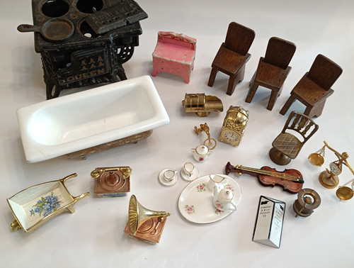 Job lot miniatures dolls - lot,