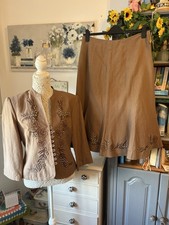 Phase Eight Brown Bead  Detail