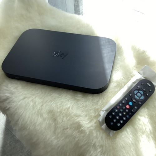Sky box 1tb with remote - q,