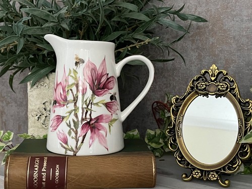 Jug gravy bee - gravy, flowers