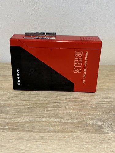 Red sanyo g12 walkman personal - red,
