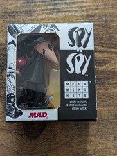 Spy Vs Spy Mega Mini Kit Figures & 32 Page Book Mad Magazine Sealed 2010