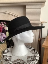 SOLO  VINTAGE MADE IN ENGLAND BLACK WOOL FELT FEDORA LADIES HAT 55cm/L