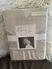 STUNNING KYLIE MINOGUE OMARA