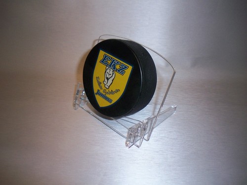 Signed puck winning - /,