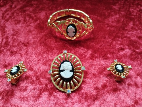 Vintage matching cameo brooch - matching,