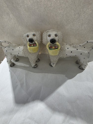 Staffordshire figurines pair - figurines,