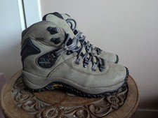 Unisex Merrell Waterproof Walking Boots With Vibram Soles Size 5