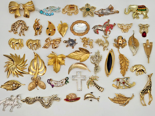 Lot pins and brooches - of,