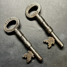 Old vintage keys large - x,