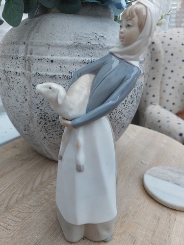 Lladro figurine tall girl with - figurine,