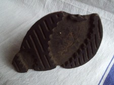 INDIAN HAND CARVED WOODEN FABRIC PRINTING BLOCK / STAMP . M3783