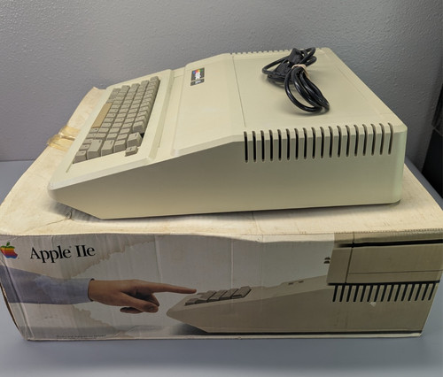 Apple iie computer a2s2064 and - apple,