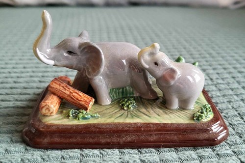 Porcelain elephants ornament - ,