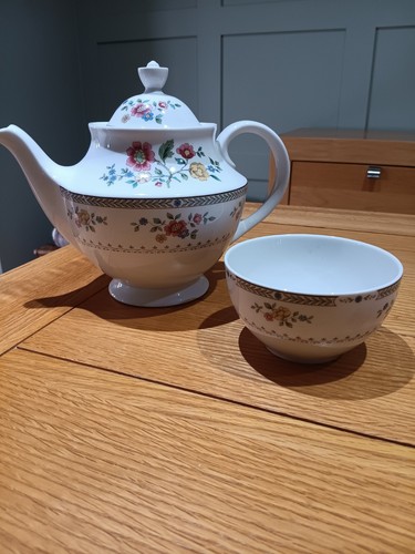 Royal doulton teapot bone - royal,