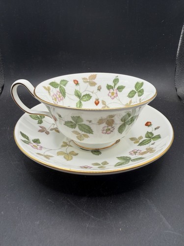 Wedgwood wild strawberry bone - wild,