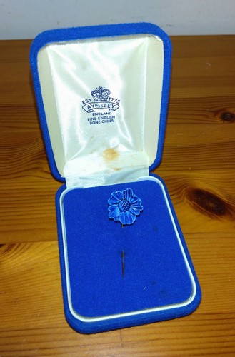 Aynsley blue flower pin - blue,