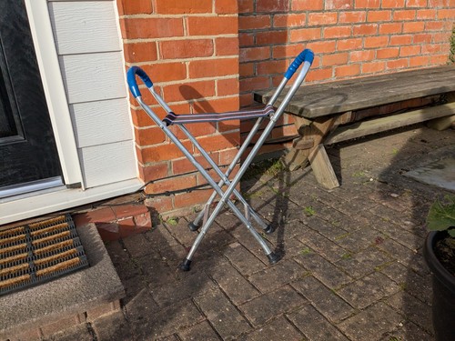 Folding seat walking stick - seat/,
