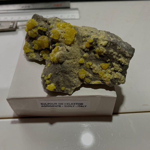 Sulphur crystallisation - sulphur, on
