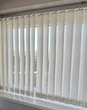 GREAT QUALITY VERTICAL BLIND WHITE (14 PANELS) WITH ALL FITTINGS