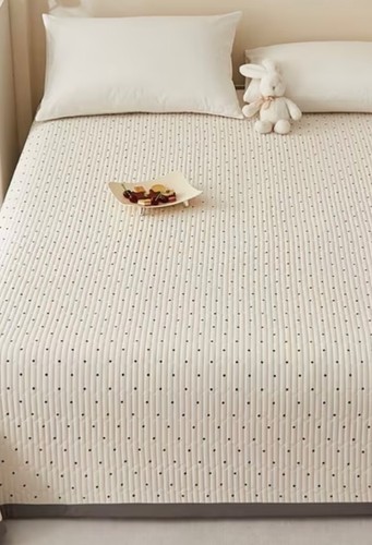 Quilted bed cover polka - bed,
