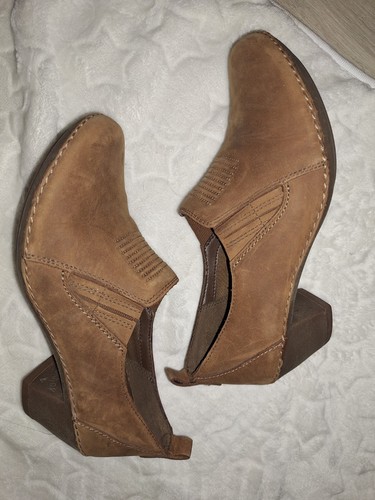 Ladies tan leather slip - on, low