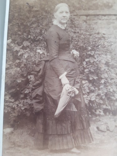 Cdv woman garden bustle - cdv, in