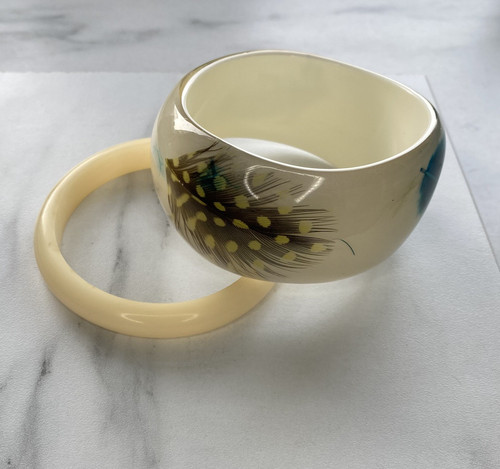 Vintage lucite chunky bangle - lucite, x