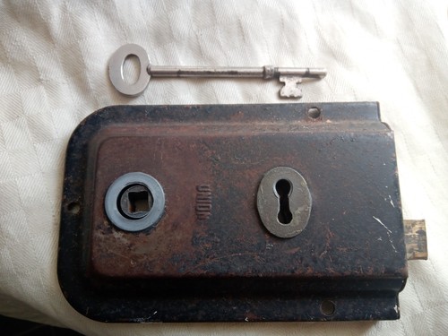 Vintage union rim door - vintage, lock