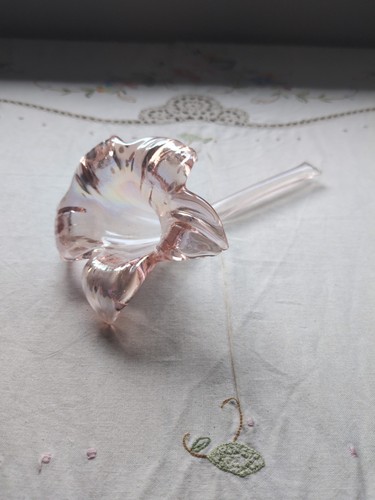 Vintage pink iridescent hand - pink,