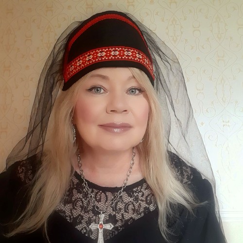 Black red trim tudor lady - red,