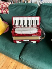 Second hand piano accordion 72 bass in excellent conditions with carrying bag