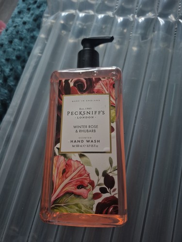 Pecksniffs white rose and - rose,